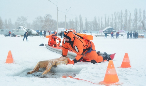 На водохранилище Воронежа прошли учения по спасению провалившихся по лед людей 