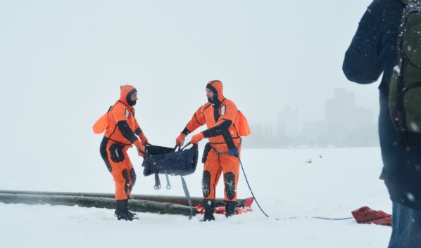 На водохранилище Воронежа прошли учения по спасению провалившихся по лед людей 