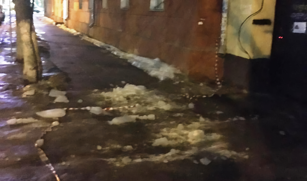 Глыбы льда обрушились на детей. Развалившиеся дома зима. Глыба льда упала на женщину в центре Москвы 18 февраля.