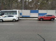 Столкнулись автобус и две легковушки.