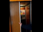 Открывается лишь половина двери.