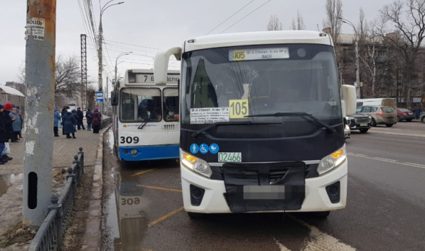 Столкнулись автобус и троллейбус.