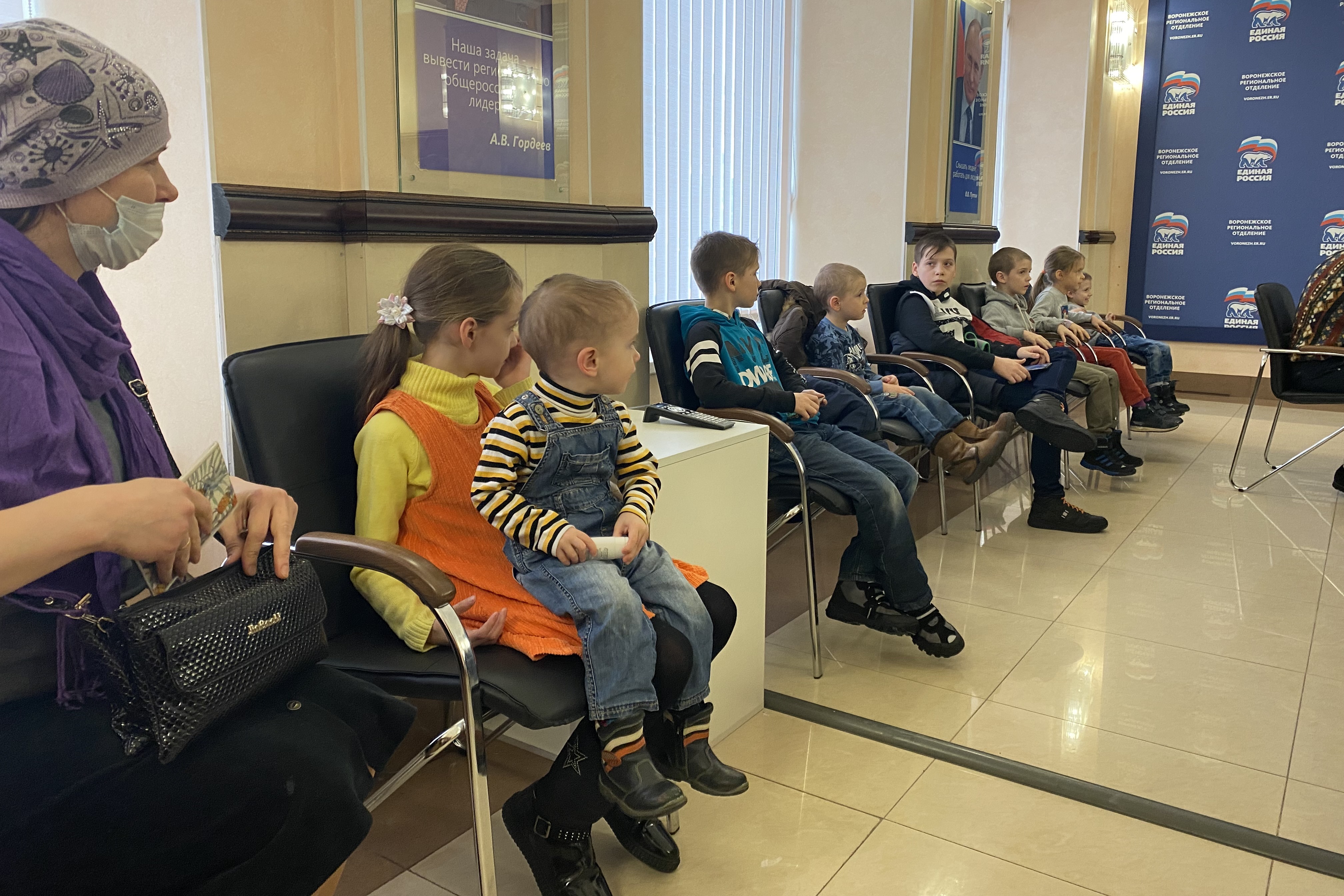 «Единая Россия» обсуждает расширение мер поддержки молодых семей. 