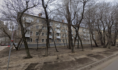 Снег обрушился с крыши этого дома.