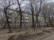 Снег обрушился с крыши этого дома.