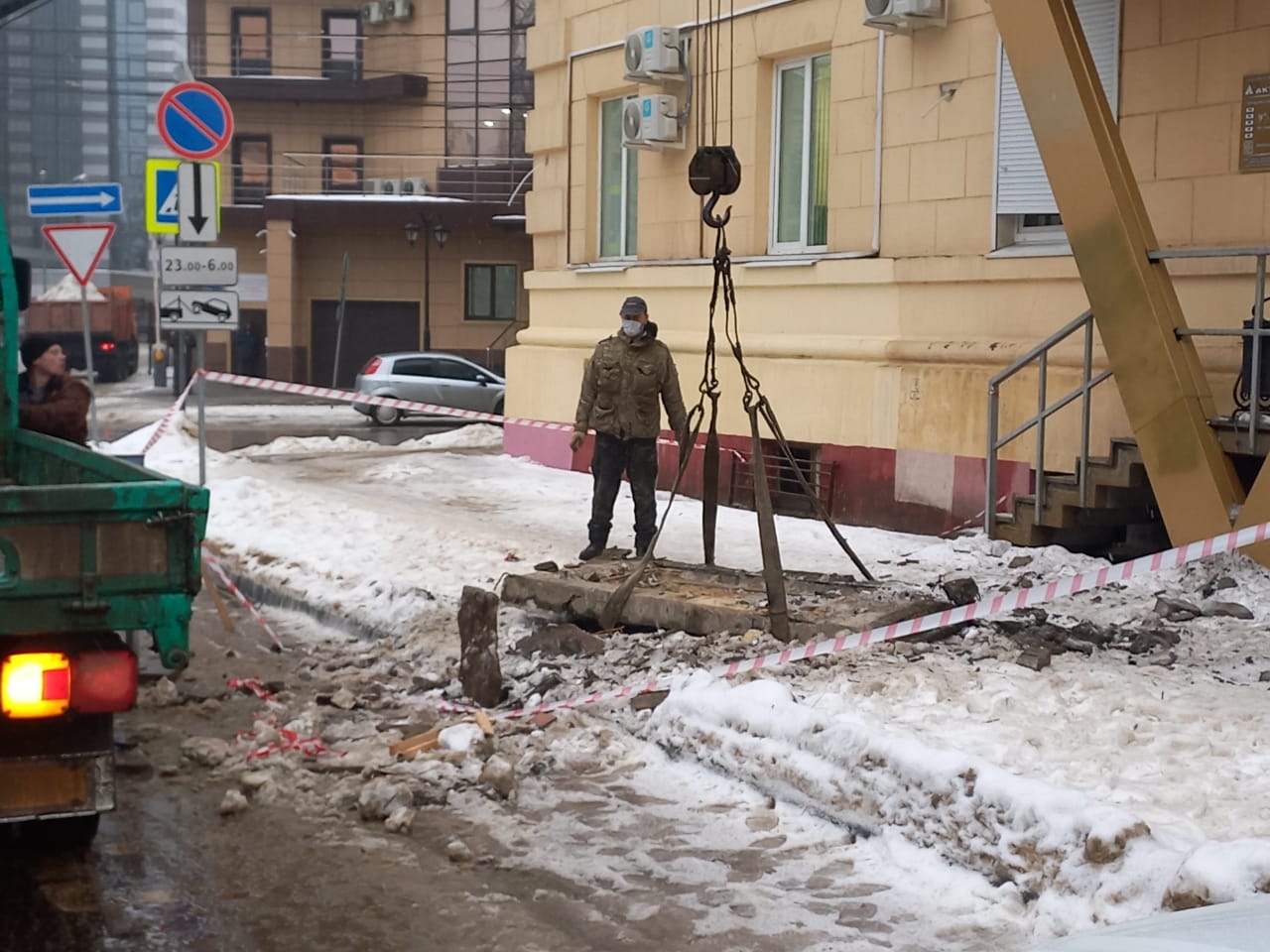 Балкон обрушился на тротуар в центре Воронежа.
