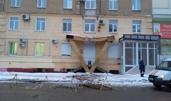 Балкон обрушился на тротуар в центре Воронежа.