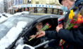 Женщинам вручали букеты цветов.