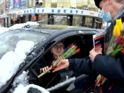 Женщинам вручали букеты цветов.