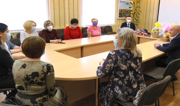 Депутаты встретились с женщинами-медиками.