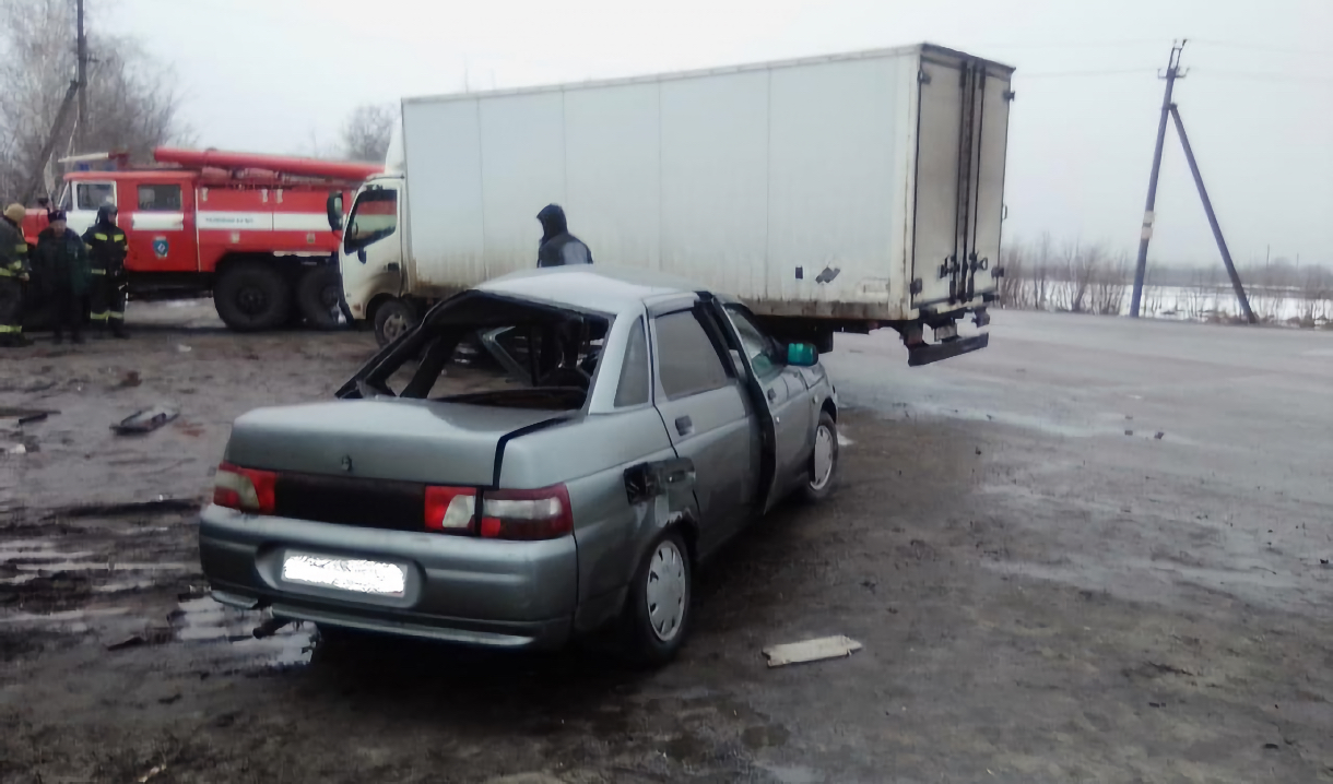 В Воронеже водитель и пассажир ВАЗа попали в больницу, не пропустив грузовик