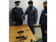 Приставы изымают запрещенные предметы.