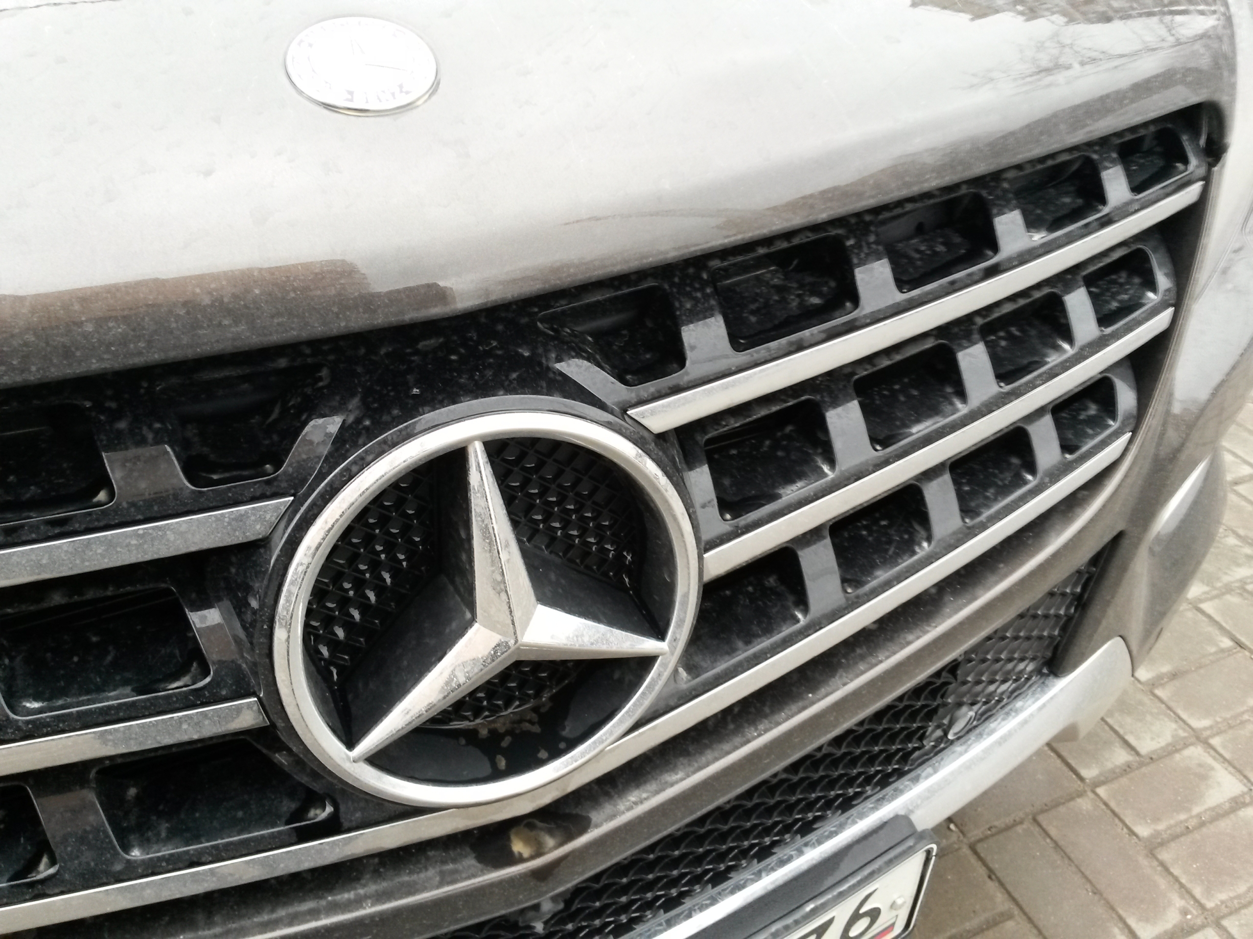 В Воронеже сотрудник автомойки угнал и разбил в ДТП дорогой Mercedes