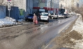 Пешеходам сложно пройти по улице.
