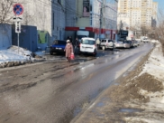 Пешеходам сложно пройти по улице.