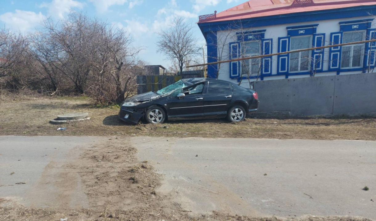 В Воронежской области женщина на Peugeot без прав протаранила забор дома