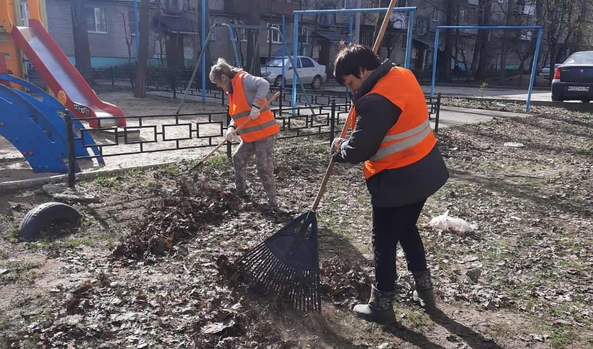 Во время субботника заводом было выпущено 150. Большой субботник. Субботник мусор. Благоустройство водоснабжения. Во время субботника убрали.