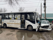 Столкнулись автобус и легковушка.