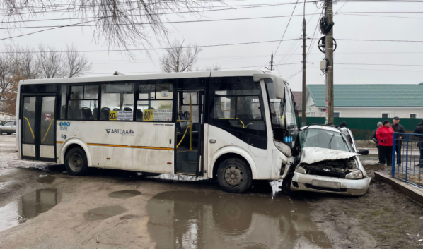 Столкнулись автобус и легковушка.