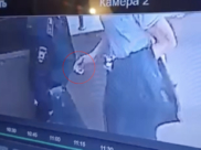 Полицейскому что-то кладут в карман.