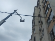 Людей спасали при помощи подъемника.
