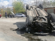 Nissan перевернулся.