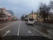 Автобус проехал на красный свет.