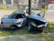 Машину разорвало от удара.