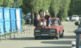 На капоте легковушки везли людей.