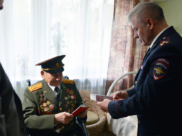 Ветерану вручили паспорт гражданина России.