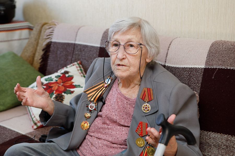Владимир Нетёсов поздравил ветерана Великой Отечественной войны Дию Крылову.