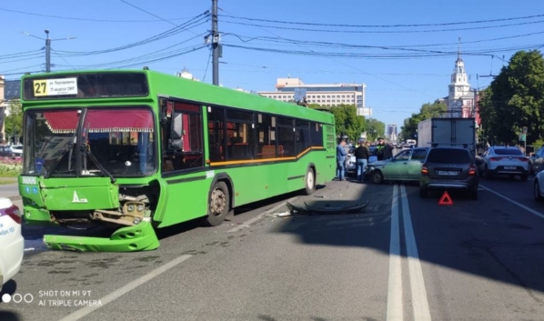 Авария с автобусом в Воронеже.