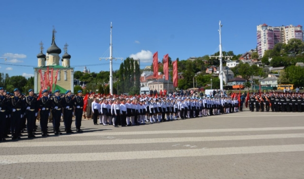 На Адмиралтейской площади торжественно принимали в юнармейцы.