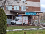 В больницах маски по-прежнему нужны.