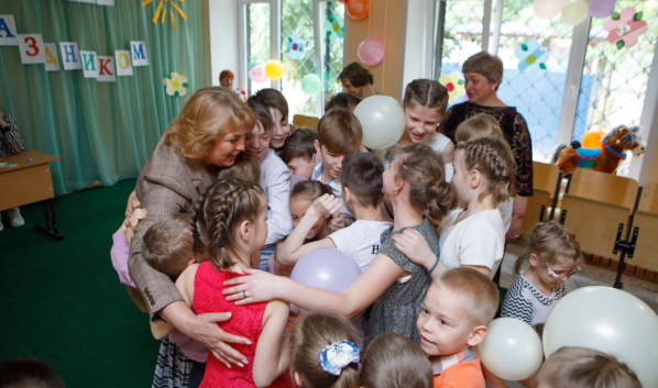 Людмила Ипполитова поздравила детей с праздником.