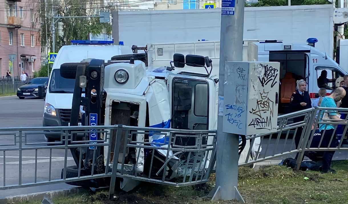 В центре Воронежа после столкновения с иномаркой перевернулся автозак