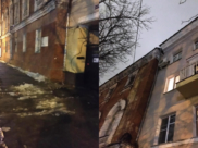 С крыши этого дома упала наледь.
