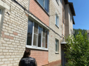 Ребенок упал с балкона этого дома.