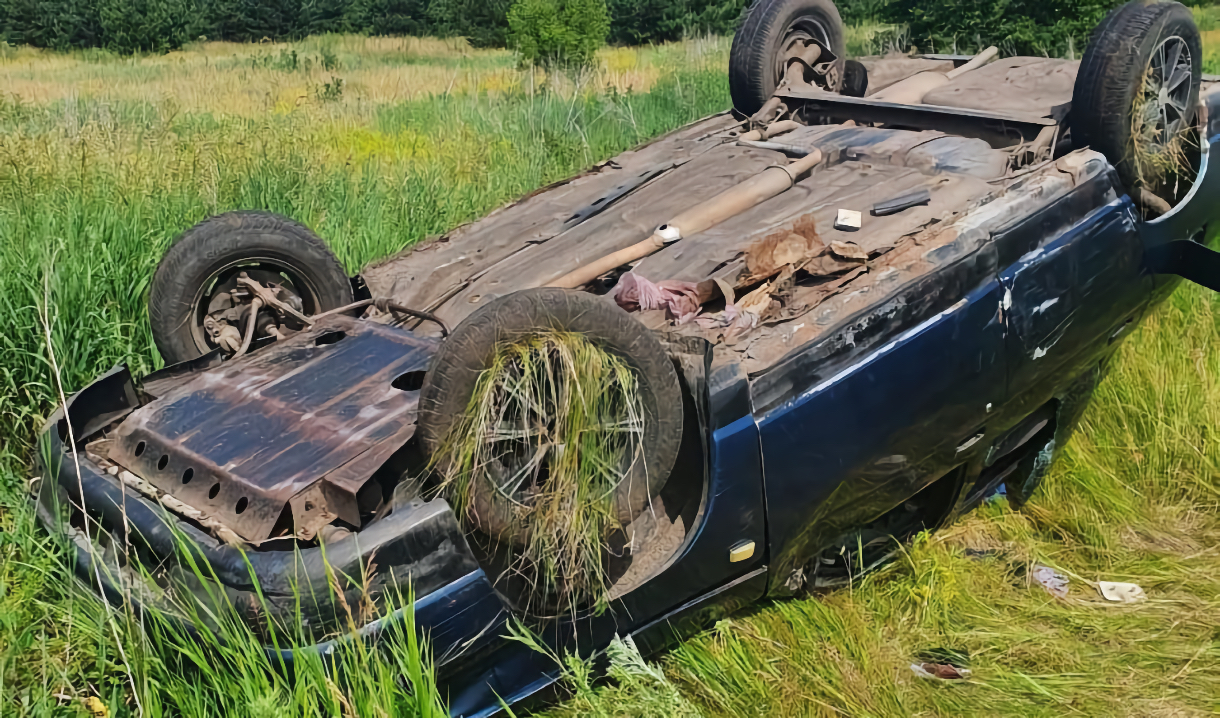 1 2 3 и в кювет. Опрокидывание авто. Перевернутая тачка. Кювет. ВАЗ перевернулся.