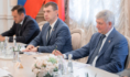 Губернатор Александр Гусев на встрече с руководителем предприятия.