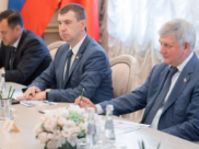 Губернатор Александр Гусев на встрече с руководителем предприятия.