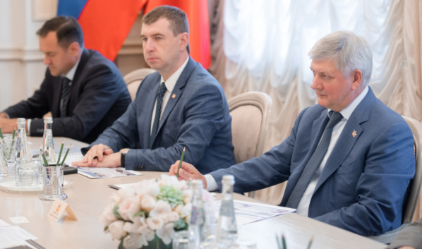 Губернатор Александр Гусев на встрече с руководителем предприятия.