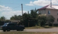 Девушка на капоте.