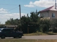 Девушка на капоте.