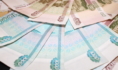 Люди отдавали свои премии руководителю.