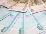 Люди отдавали свои премии руководителю.