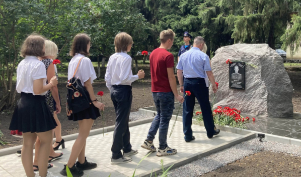 В Воронежской области открыли памятник погибшему на Украине летчику.