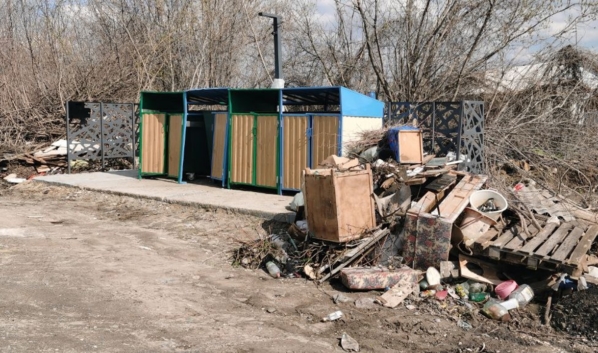 Одна из мусорных площадок в Семилуках.