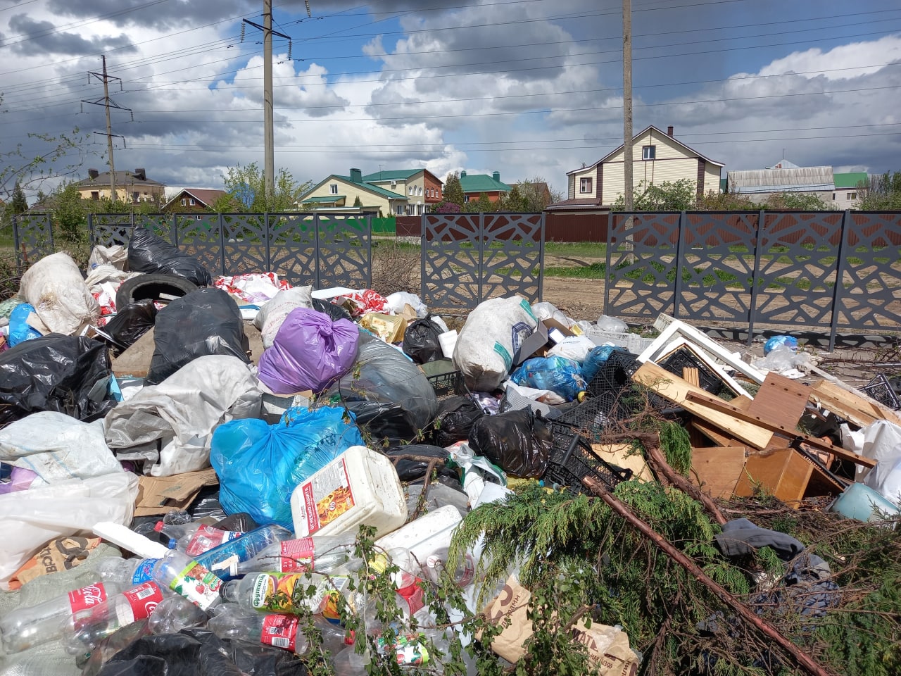 Одна из мусорных площадок в Семилуках.