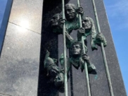 Монумент в память об узниках лагеря для пленных 1942-1943 годов.